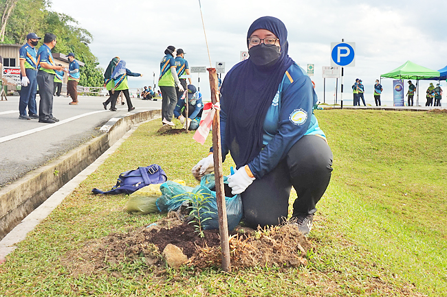 28.03.22 Minister leads tree planting event
